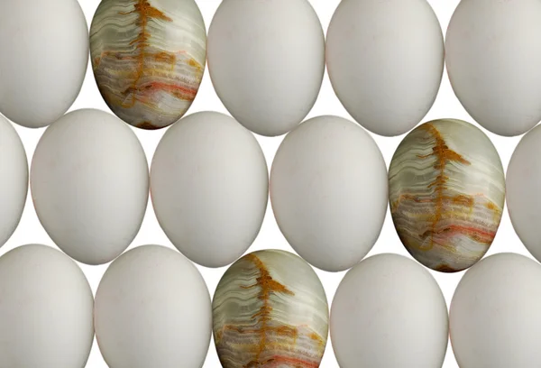 Ovos de gema entre ovos de galinha — Fotografia de Stock