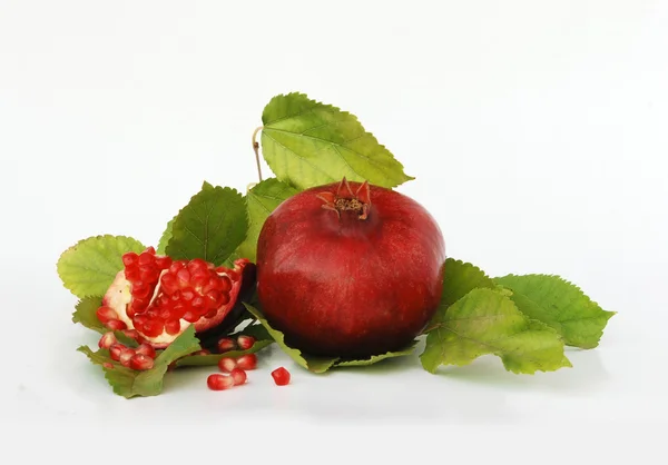 Granátové jablko na listech — Stock fotografie
