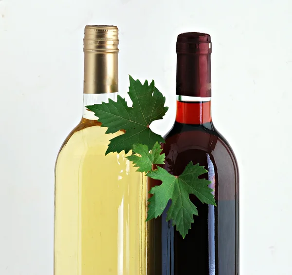 Flasker med rødvin og hvitvin – stockfoto