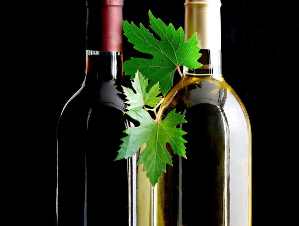 赤と白ワインのボトル — ストック写真