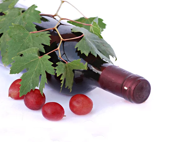Garrafa de vinho e uvas — Fotografia de Stock