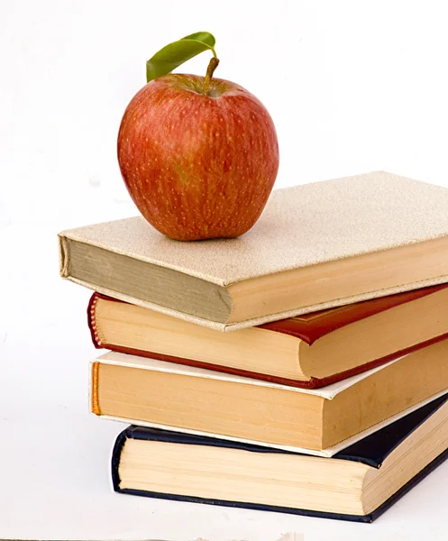 Mucchio di libri e mela — Foto Stock