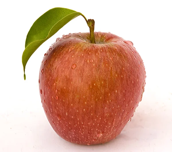 Apfel in Wassertropfen — Stockfoto