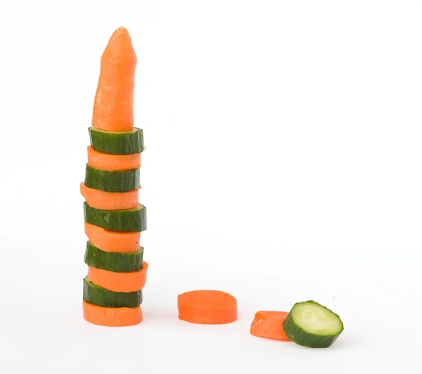 Куча кусочков моркови и огурца — стоковое фото