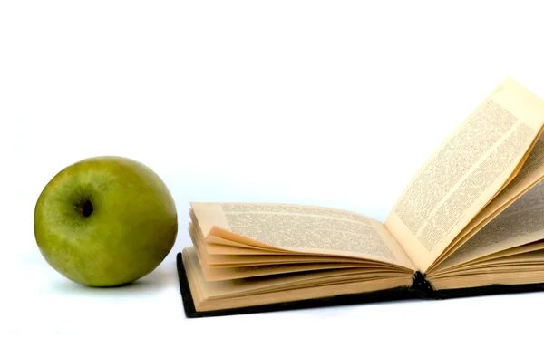 Livro aberto e maçã verde — Fotografia de Stock