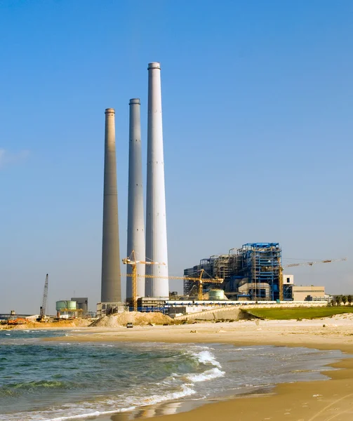 Una central eléctrica de combustibles fósiles —  Fotos de Stock