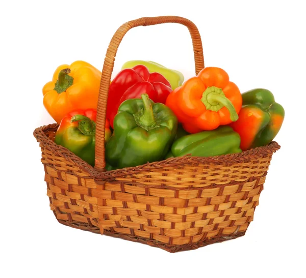 Kleurrijke paprika in mand — Stockfoto