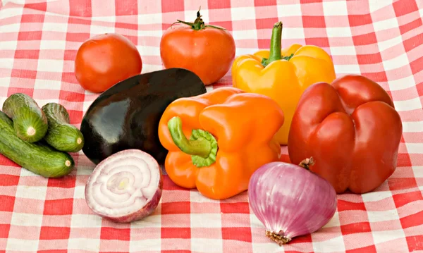 Verduras sobre mantel —  Fotos de Stock