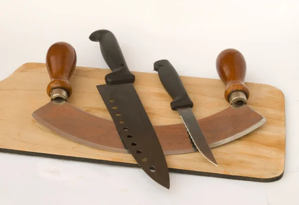 Bir kesme tahtası üzerinde üç bıçak — Stok fotoğraf