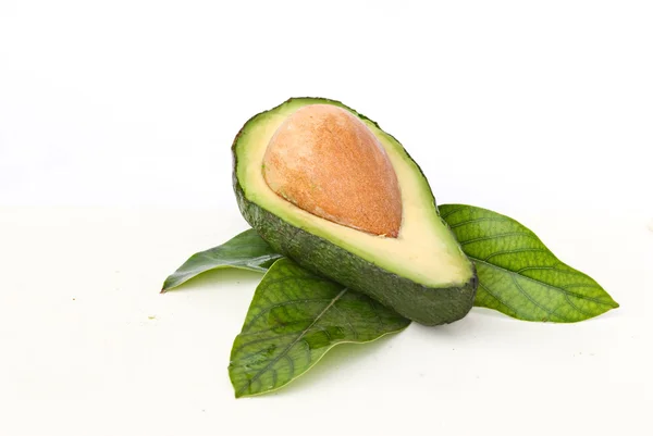 Sectie van avocado op Bladeren — Stockfoto