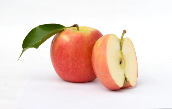 Roter Apfel und Sektion — Stockfoto
