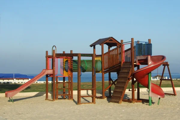 Parque infantil na praia do mar — Fotografia de Stock