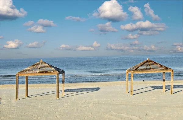 Sheds on sandy beach — Stock Photo, Image