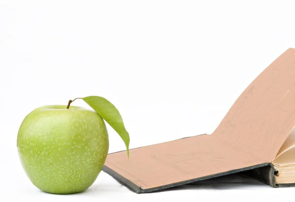 Jabłko i otwarta książka na białym tle — Zdjęcie stockowe