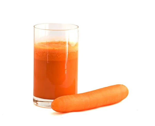 Glas wortelsap en wortel — Stockfoto