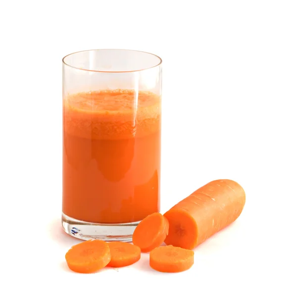 Стакан морковного сока и моркови — стоковое фото