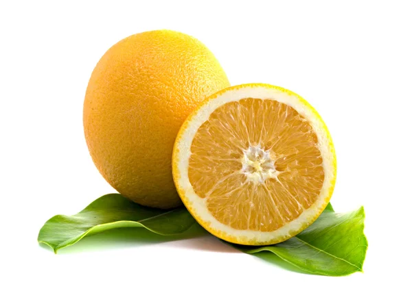 Portakallar beyaz arkaplanda izole edilmiş — Stok fotoğraf