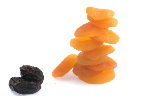 Gedroogde abrikozen en pruimen op witte backg — Stockfoto