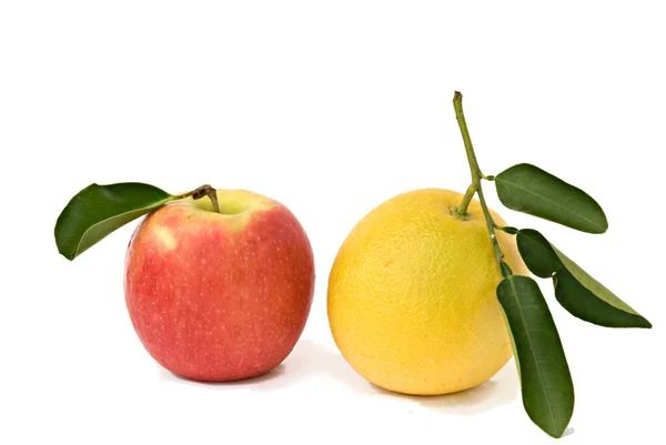 Jabłko i pomarańcza na białym tle — Zdjęcie stockowe