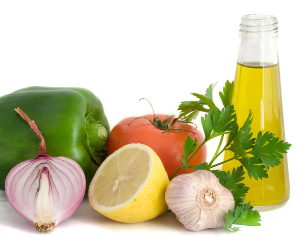 Produtos hortícolas, plantas aromáticas, limão e azeite — Fotografia de Stock