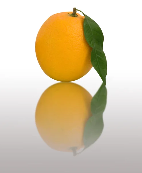 Portakal ve onun yansıması — Stok fotoğraf