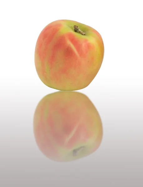 Kırmızı elma ve onun yansıması — Stok fotoğraf