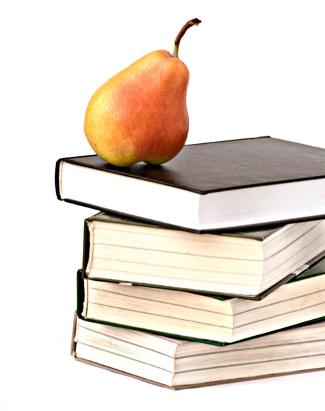 Päron på böcker isolerad på vit bakgrund — Stockfoto