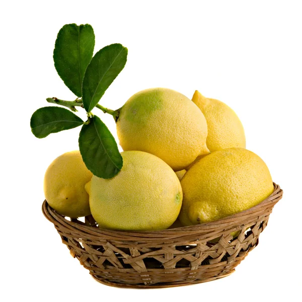 Citroner i korg — Stockfoto