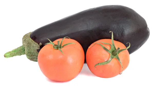 Баклажан и два помидора — стоковое фото
