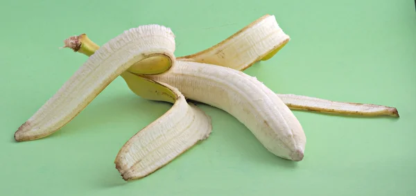 Banana isolada sobre fundo verde — Fotografia de Stock