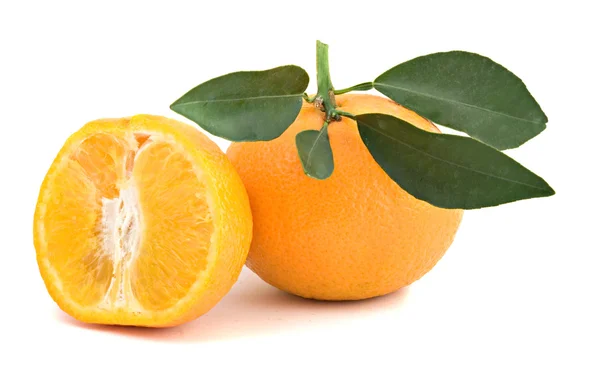 La mandarina y su sección en la espalda blanca —  Fotos de Stock