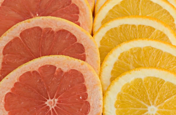 Segmenten van de sinaasappel- en grapefruitsap — Stockfoto
