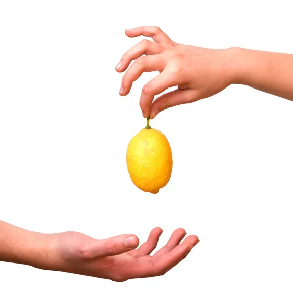 Händer med en citron — Stockfoto