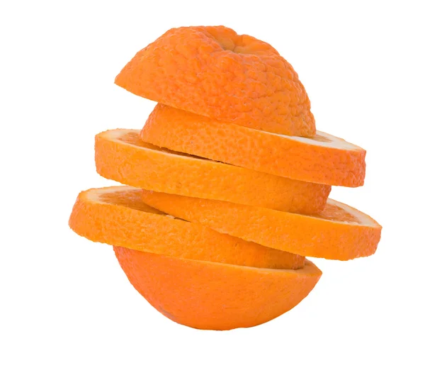 Кусочки апельсина на белом фоне — стоковое фото