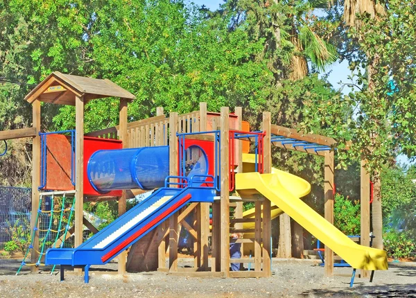 En färgglad offentliga lekplats i en trädgård — Stockfoto