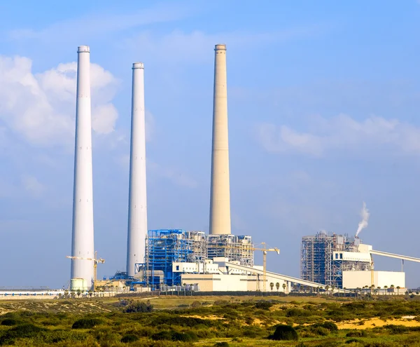 Una central eléctrica de combustibles fósiles —  Fotos de Stock