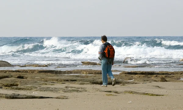 Turista caminando a lo largo de costa — Foto de Stock