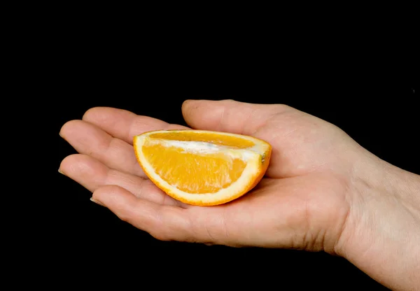 Hand med en orange — Stockfoto