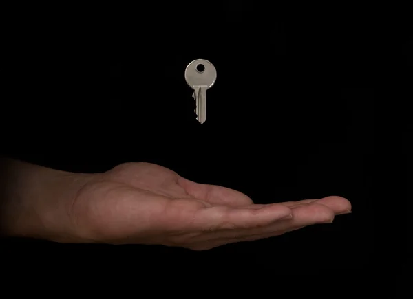 Nahaufnahme der Hand, die Schlüssel hält — Stockfoto