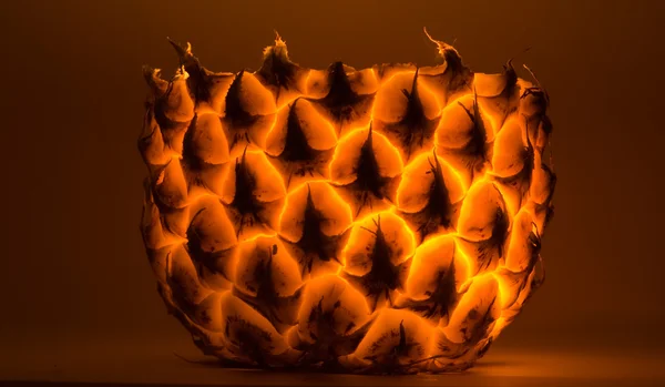 Lampa för ljus gjorde frrom ananas skala — Stockfoto