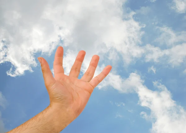 Mão atingindo céu — Fotografia de Stock