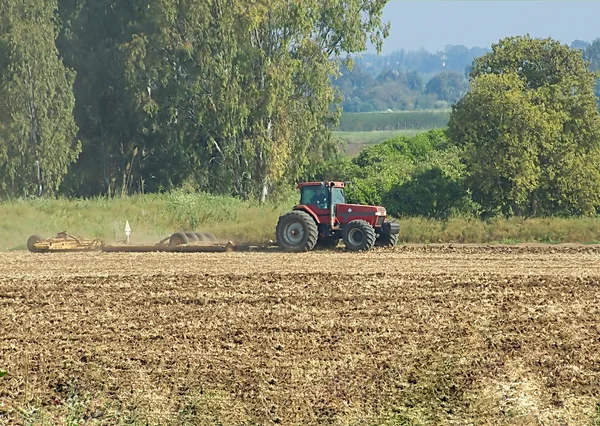 Tractor ploughing field — Stock Photo, Image