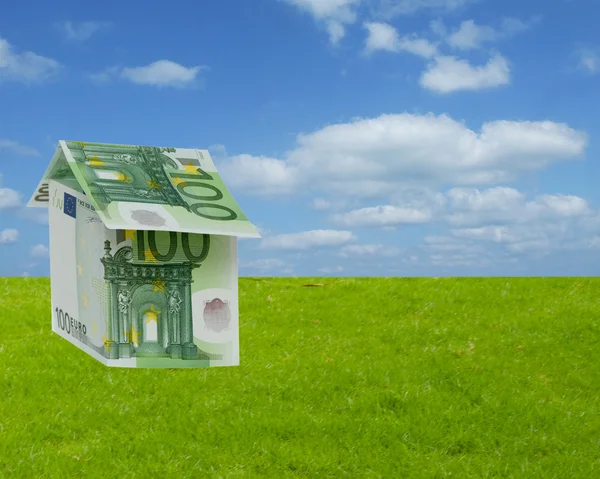 Pengar hem på natursköna bakgrund — Stockfoto