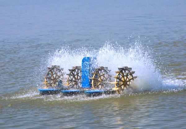 Aireadores de ruedas elevadoras en la acuicultura — Foto de Stock