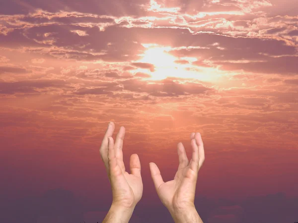 Hände strecken sich in den Himmel — Stockfoto