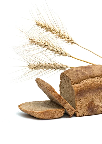 在切片面包上小麦的耳朵 layng — 图库照片