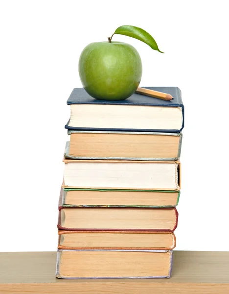 Πράσινο μήλο στο σωρό των βιβλίων — Φωτογραφία Αρχείου