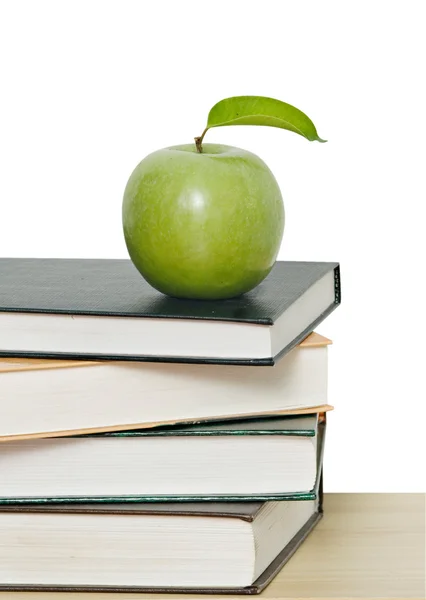Πράσινο μήλο στο σωρό των βιβλίων — Φωτογραφία Αρχείου
