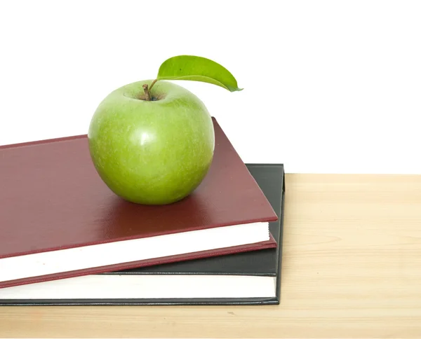 Manzana verde en libros — Foto de Stock
