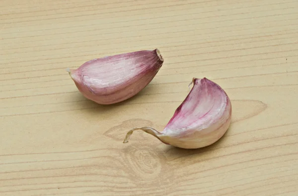 Два зубчика чеснока на столе — стоковое фото